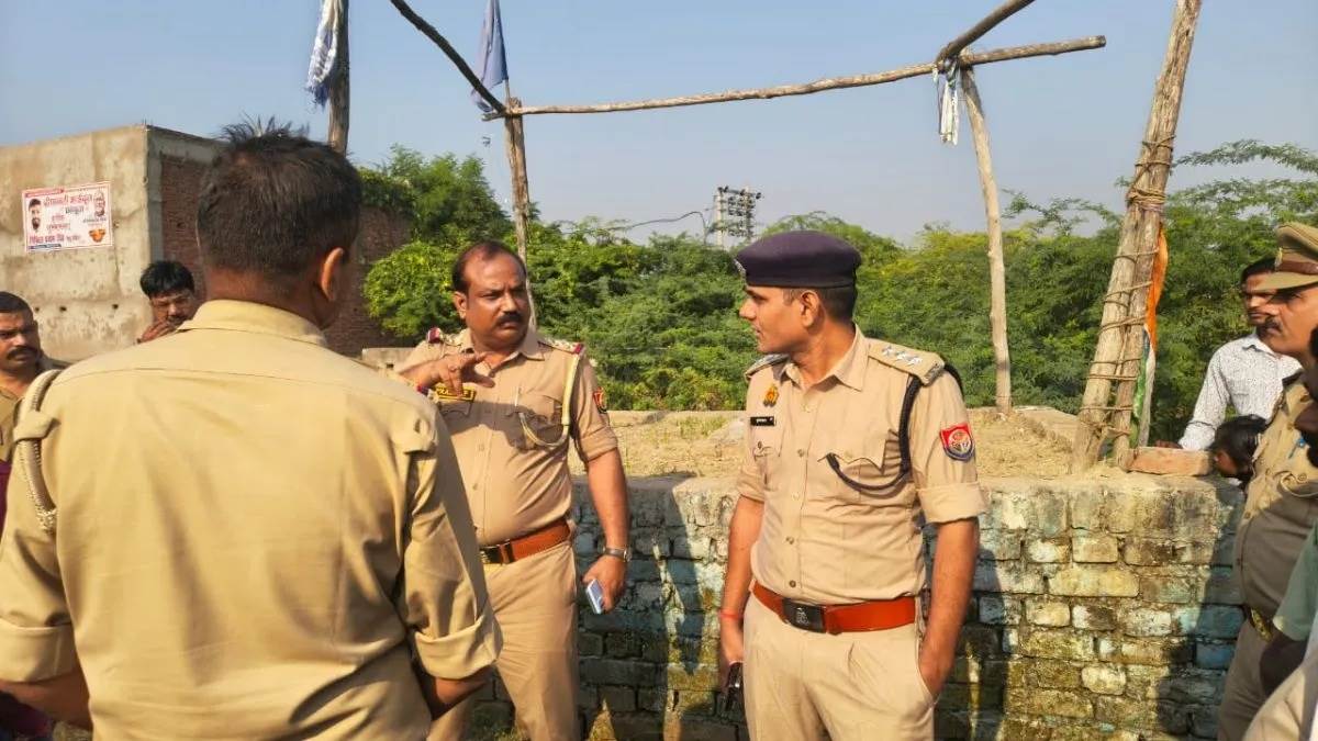 ग्‍वालियर के बाद अब कानपुर में आंबेडकर प्रतिमा पर विवाद, अज्ञात लोगों ने उखाड़कर फेंका, हंगामा