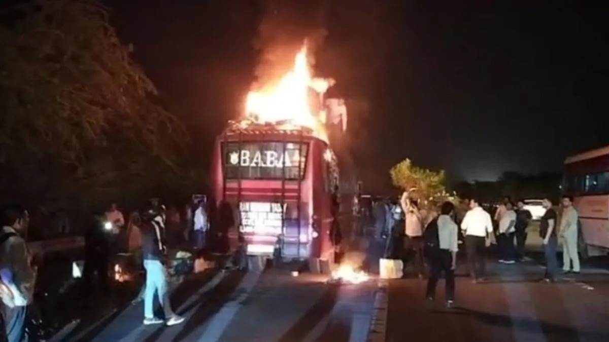 यमुना एक्सप्रेसवे पर चलती बस में लगी भीषण आग, चालक की सूझबूझ से बची 50 यात्रियों की जान