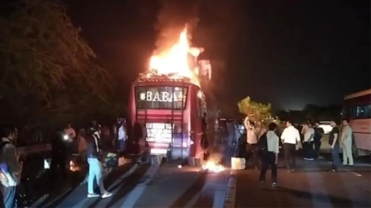 यमुना एक्सप्रेसवे पर चलती बस में लगी भीषण आग, चालक की सूझबूझ से बची 50 यात्रियों की जान