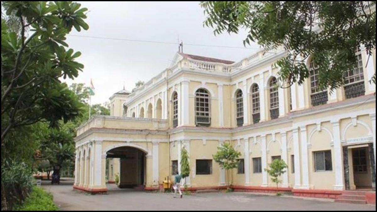 Indore में परीक्षा टालने के लिए फैलाई प्राचार्या की मौत की झूठी खबर, तो कॉलेज ने दोनों छात्रों को किया सस्पेंड