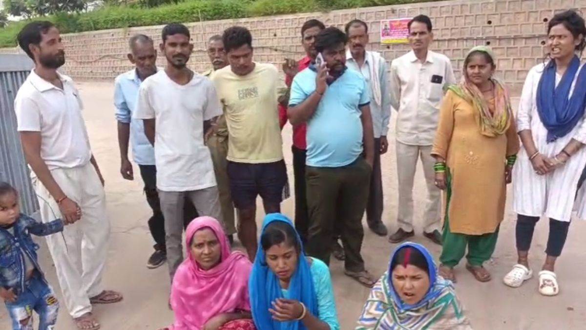 ग्वालियर में छह महीने से सैलरी न मिलने पर फूटा कर्मचारियों का गुस्सा, PM आवास के गेट पर हड़ताल शुरू