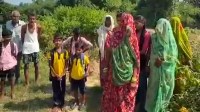 सोन नदी से तीन किमी दूर सीधी के शिकारगंज में खेतों के बीच धूप सेंकते मिला मगरमच्छ