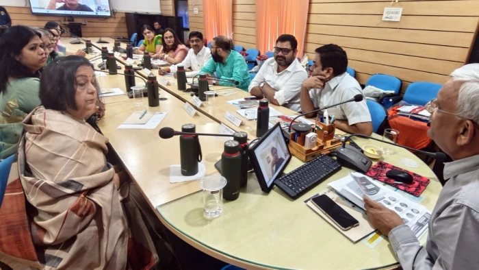 डीएवीवी में हिन्दू स्टडीज सेंटर की होगी स्थापना, कॉलेजों में शिक्षकों की कमी मिले तो घटाएं सीटें, बैठक में उठे कई मुद्दे