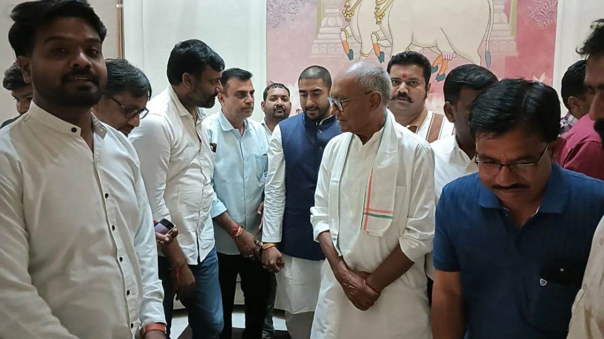 देवास में भाजपा विधायक गायत्री राजे पवार के घर पहुंचे पूर्व मुख्यमंत्री दिग्विजय सिंह, चला अटकलों का दौर