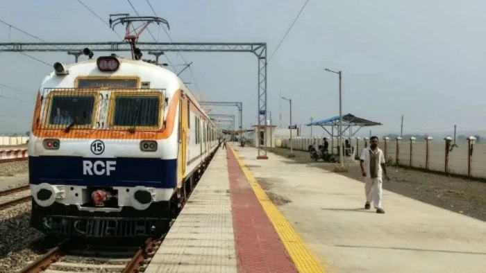 सीधी के इतिहास में नया अध्याय, पहली मेमू पहुंची चुरहट, लाेग बोले-ट्रेन आना सपने के सच होने जैसा