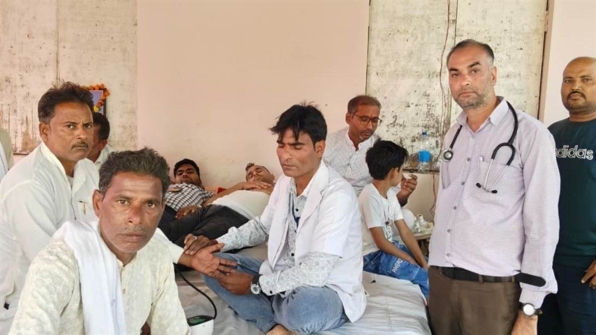 जौरा जनपद में घमासान: अनशन पर बैठे सदस्यों को अध्यक्ष पति ने कहा 'दलाल',...