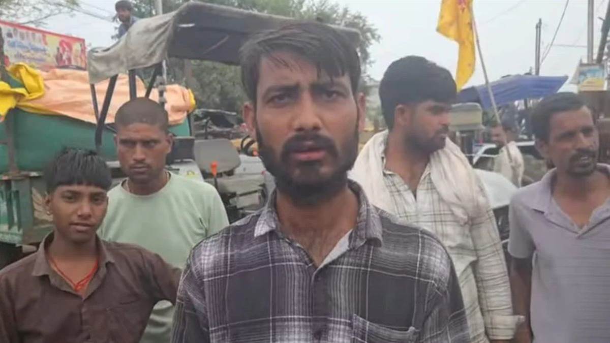 शिवपुरी में किसानों का गुस्सा फूटा: मूंगफली के दाम अचानक गिरने पर करैरा मंडी के बाहर किया चक्काजाम, दो दिन पहले मिल रहे थे 7 हजार दाम