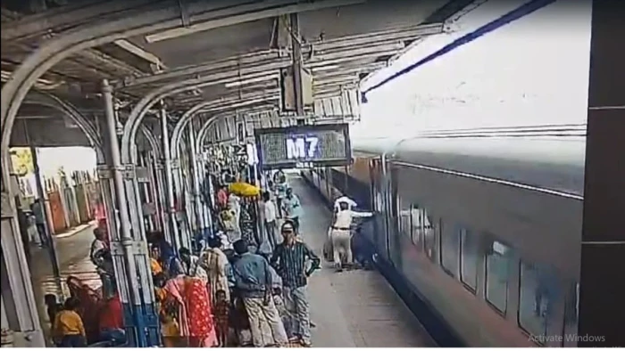 मैहर में चलती ट्रेन में चढ़ने की कोशिश, हाथ फिसला तो प्लेटफॉर्म पर गिरा 70 वर्षीय बुजुर्ग