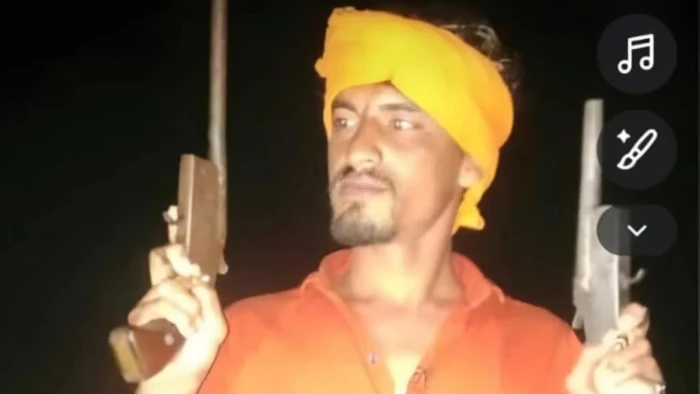 छतरपुर के बमनोरा में देसी कट्टा लहराते वीडियो वायरल, विक्रम सिंह परमार पर दहशत फैलाने का आरोप, जांच में जुटी पुलिस
