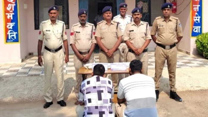 फेसबुक और इंस्टाग्राम पर देते थे लोन का झांसा, 15 राज्यों में ठगी की शिकायतें; पन्ना पुलिस ने दिल्ली से किया गिरफ्तार