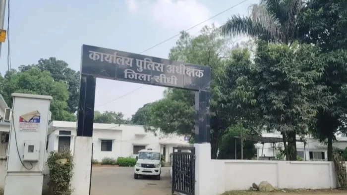 सीधी में 25 लाख रुपये का लोन दिलाने के नाम पर छह लाख रुपये ठगे, किसान से 10 ब्लैंक चेक लिए; अनापत्ति प्रमाण पत्र फर्जी निकला