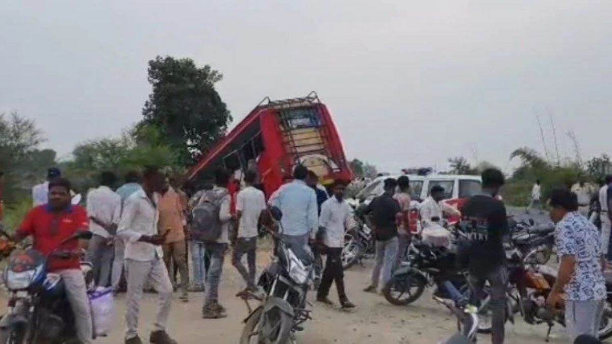 उज्जैन में तराना फंटे पर बाइक सवारों को बचाने में पलटी बस, दो लोगों की दबने से मौत, 5 महिलाएं घायल