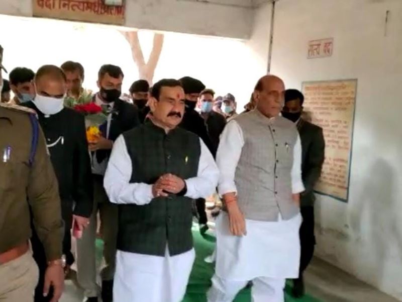 Defense Minister Rajnath Singh: रक्षा मंत्री राजनाथ सिंह दतिया पहुंचे, वन खंडेश्वर मंदिर में किया जलाभिषेक