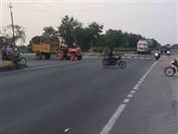 Road Safety Ratlam: चौराहों पर रोटरी नहीं, संकेतकों की कमी व घुमावदार मोड़ से हो रहे हादसे