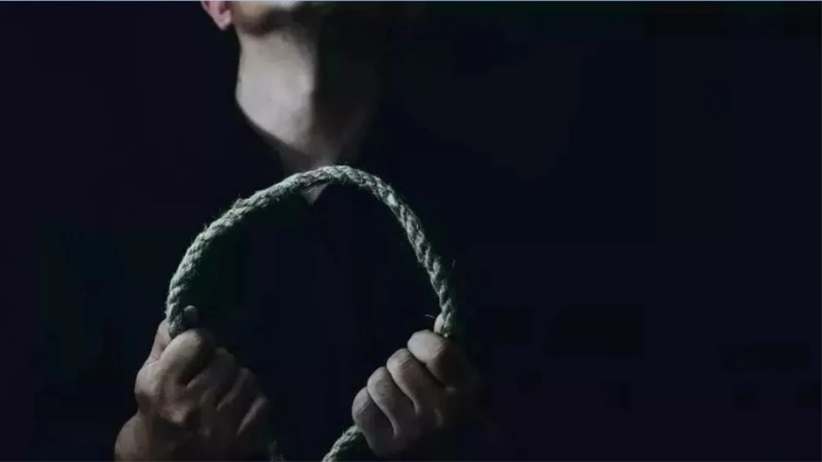 Indore का ये कैसा इश्क... वीडियो कॉल पर गर्लफ्रेंड ने दी जान देने की धमकी, परेशान प्रेमी ने लगाई फांसी