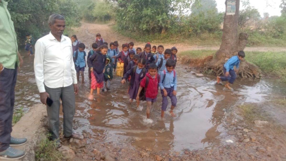 इटारसी का भविष्य गहरे नाले से होकर जाता है स्कूल... जानें पुलिया न बनने का कारण