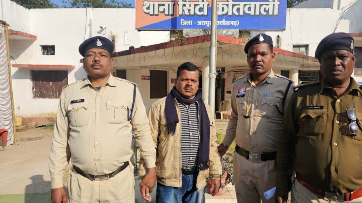 CG में शिक्षक ने किया नाबालिग से दुष्कर्म, विभाग ने किया सस्पेंड, आरोपी गिरफ्तार