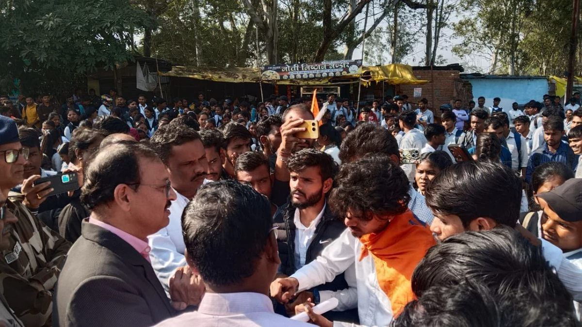 MP News: अपनी मांगों को लेकर AVBP ने चन्द्रविजय कॉलेज के गेट पर जड़ा ताला, जबलपुर-अमरकंटक मार्ग पर चक्का जाम