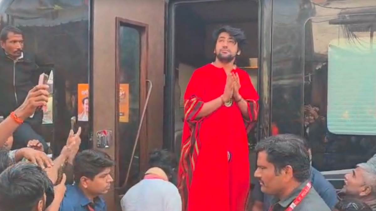 दिल्ली से वृंदावन की पदयात्रा कर बागेश्वर धाम पहुंचे पीठाधीश्वर पंडित धीरेंद्र शास्त्री, श्रद्धालुओं ने किया स्वागत