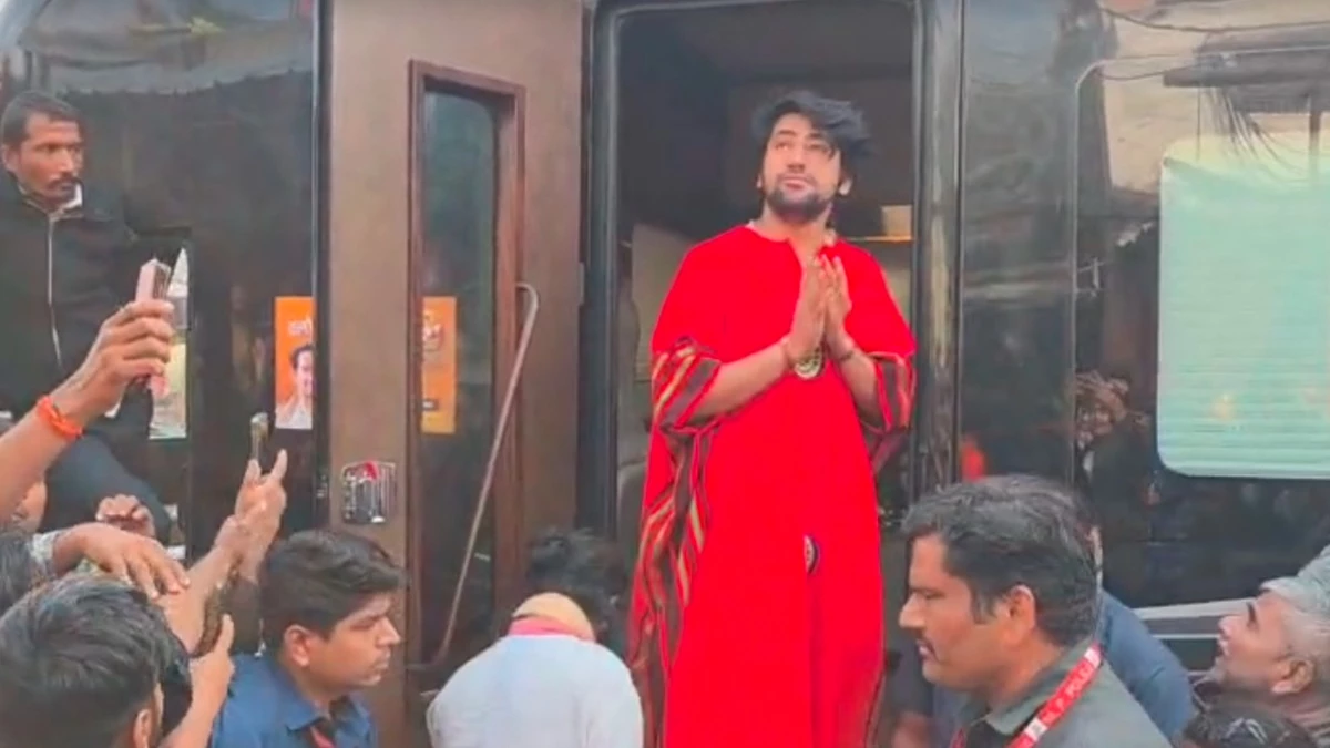 दिल्ली से वृंदावन की पदयात्रा कर बागेश्वर धाम पहुंचे पीठाधीश्वर पंडित धीरेंद्र शास्त्री, श्रद्धालुओं ने किया स्वागत