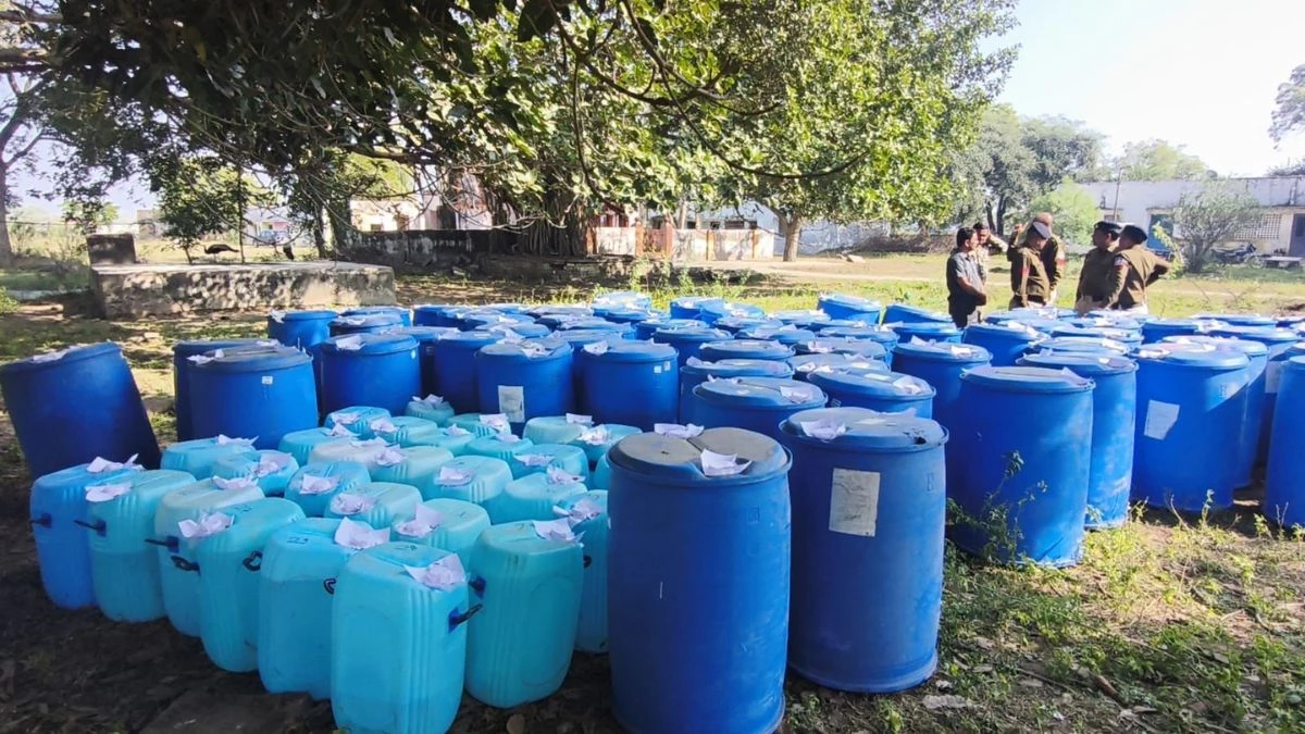 25 लाख का 'जहर', रिठौरा पुलिस की सर्जिकल स्ट्राइक ने रोका एक और शराब कांड, 14520 लीटर केमिकल बरामद