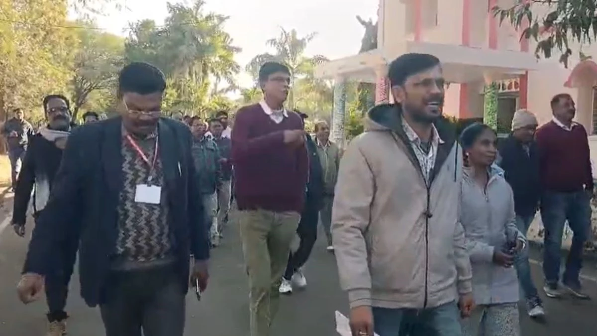 डिंडौरी में CEO से विवाद के बाद अध्यक्ष ने शुरू किया धरना, कर्मचारियों ने दी हड़ताल की चेतावनी