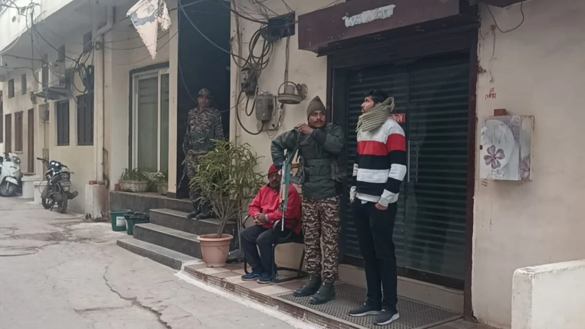 Katni: माइनिंग कारोबारी अशोक विश्वकर्मा के घर में ED की रेड, कर चोरी के मामले में हो रही कार्रवाई