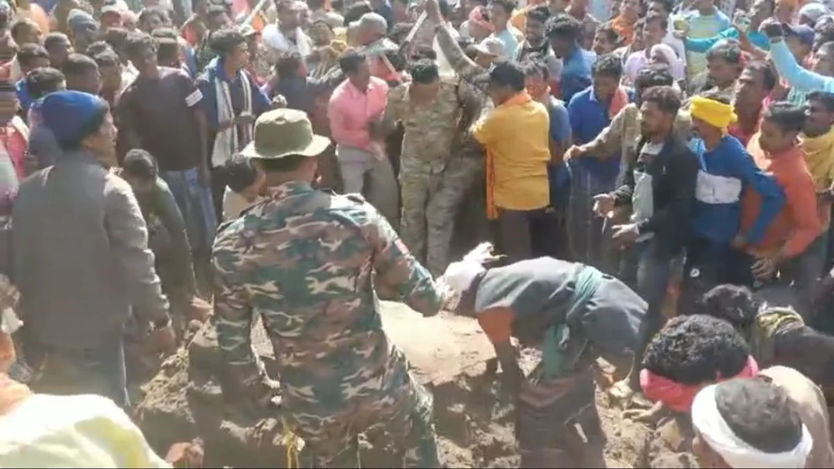 कांकेर में सरपंच के पिता के शव को लेकर बवाल, धर्म और परंपरा के टकराव में सुलग उठा गांव, पुलिस-ग्रामीण घायल