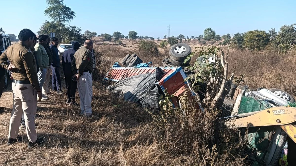 इंदौर-भोपाल हाईवे पर सीमेंट से भरा अनियंत्रित होकर ट्राला पलटा, ड्राइवर की दर्दनाक मौत