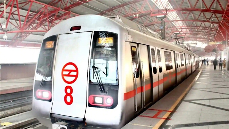 Delhi Metro Suicide: मंडी हाउस स्टेशन पर युवक ने किया सुसाइड मेट्रो के आगे  कूदकर दी जान - Delhi metro suicide youth committed suicide by jumping in  front of metro train at