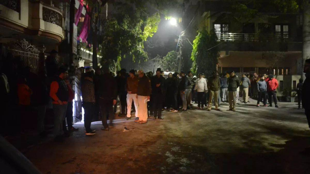 Delhi Fire News: पीतमपुरा के एक मकान में आग लगने से 5 लोगों की मौत, दमकल कर्माचरियों ने किया रेस्क्यू