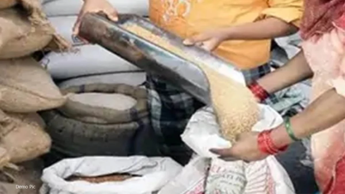 PDS Ration Scam: राशन दुकानों में बड़ी गड़बड़ी, गेहूं की बोरियों में भरा था भूसा, विभाग ने 7 दुकानों के लाइसेंस किए सस्पेंड