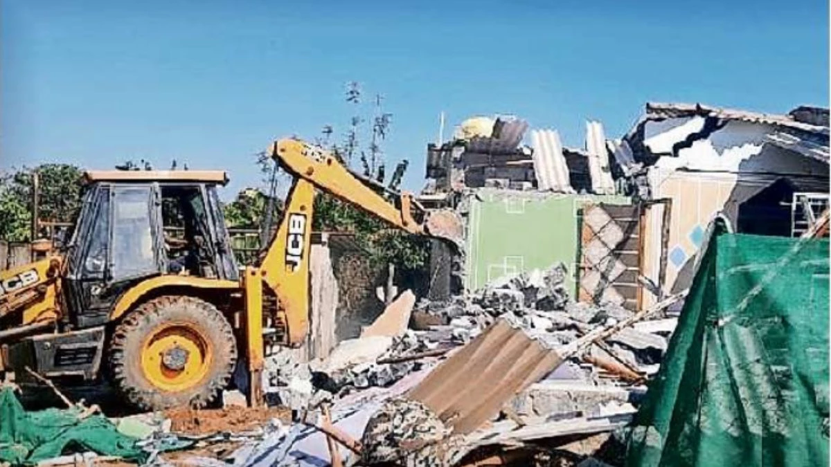 बीजापुर में 120 घरों पर चला बुलडोजर, माओवादी हिंसा पीड़ित के घर भी इसमें शामिल