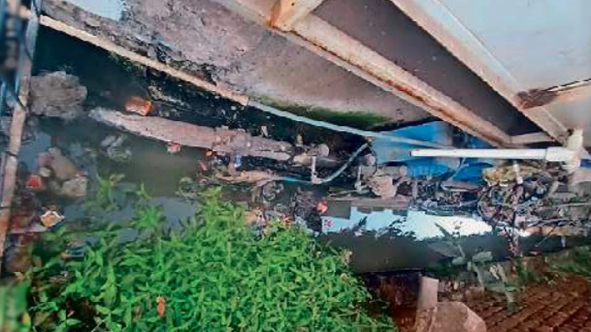 जबलपुर में गंदगी के बीच गुजर रहीं पाइपलाइन बदलने में सुस्ती, खतरे का अंदेशा