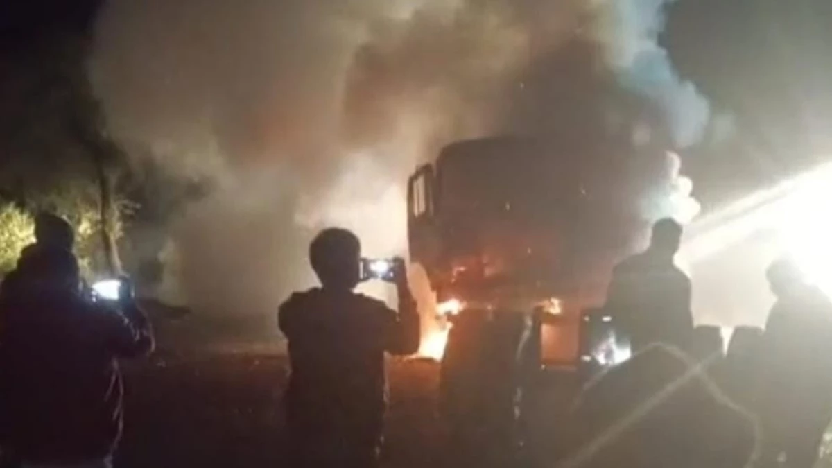 शहडोल में टक्कर के बाद कोयले से भरे ट्रक में लगी आग, ड्राइवर ने कूदकर बचाई जान; हाईवे पर लगा जाम