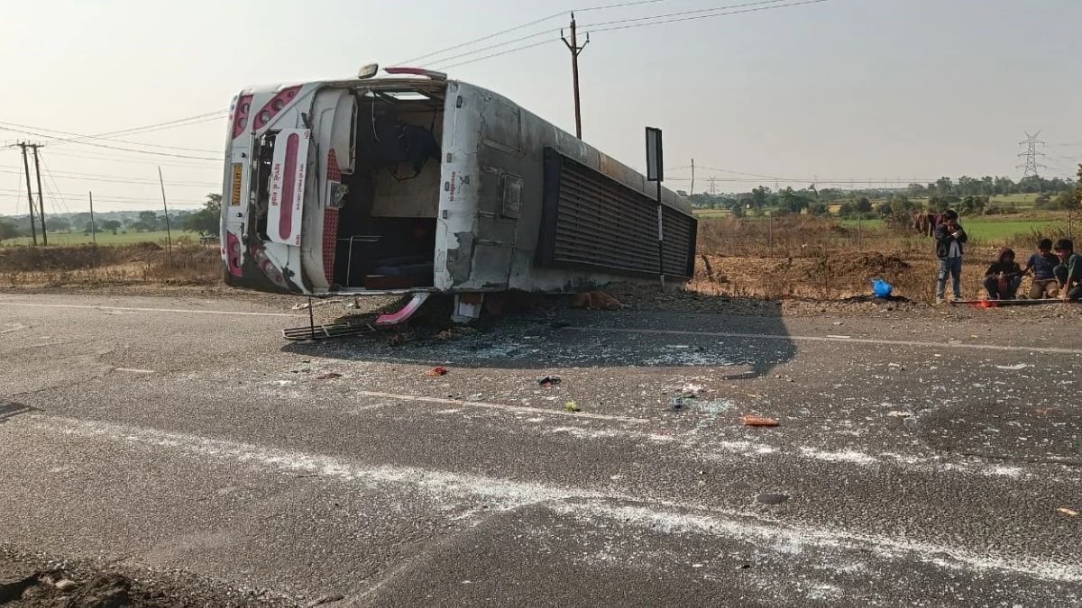 इंदौर-अहमदाबाद फोरलेन पर ओवरटेक करने के चक्कर में पलटी बस, 12 यात्री घायल