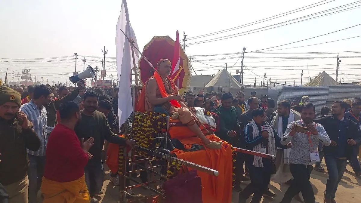 संगम स्नान को जा रही स्वामी अविमुक्तेश्वरानंद की शोभायात्रा पुलिस ने रोकी, शिष्यों से हुई झड़प, कुछ शिष्य हिरासत में