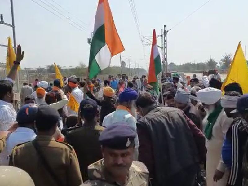 Kisan Rail Roko Andolan: ग्वालियर के डबरा में रेलवे ट्रैक पर बैठे प्रदर्शनकारी, पुलिस ने हटाया
