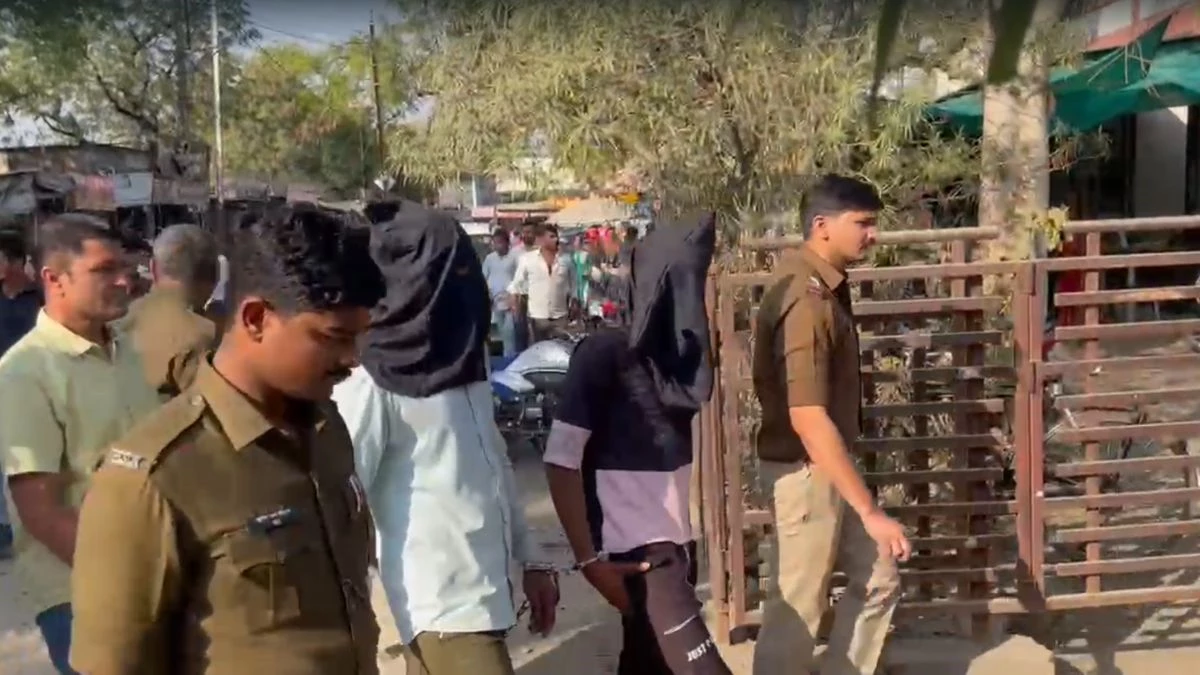 नर्मदा परिक्रमा करने वाली महिला पर थूकने वाले मोहसिन, अकरम और इस्लाम का पुलिस ने निकाला जुलूस