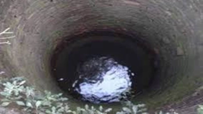 बुरहानपुर के बोरीबुजुर्ग गांव में कुएं की मुंडेर धंसने से दो बच्चों सहित कुएं में गिरा पिता, तीनों गंभीर