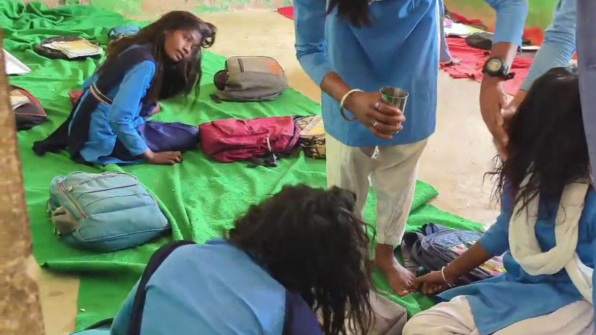 उमरिया के स्कूल में छात्राओं के 'झूमने' से मचा हड़कंप, डॉक्टर ने बताया नॉर्मल, ग्रामीणों ने कराई झाड़-फूंक