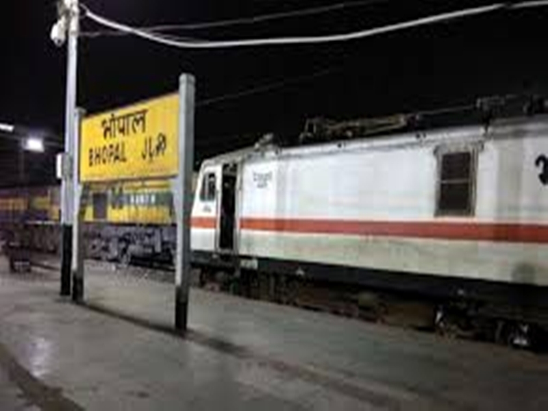 Corona virus effect in Madhya Pradesh : ट्रेन-प्लेटफार्म पर भीड़ घटी, 10 दिन में 4 करोड़ 35 लाख का नुकसान