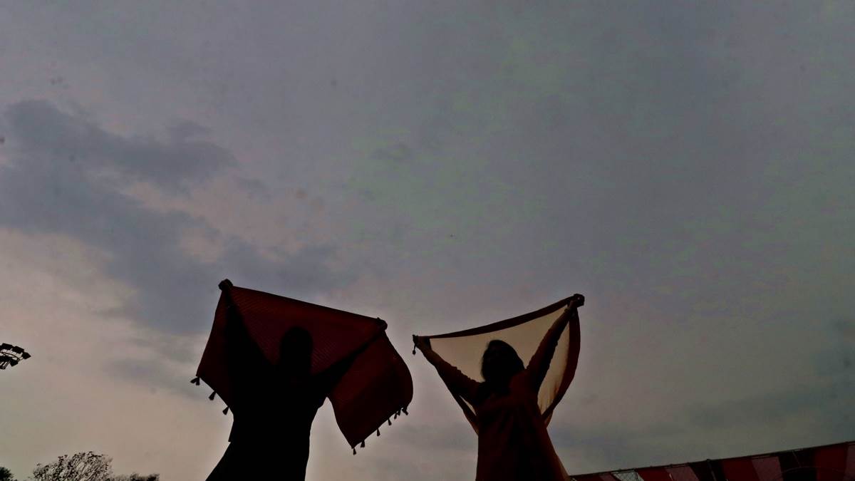 Indore Weather Update: बादल छाने और तेज हवा के कारण पांच डिग्री गिरा दिन का पारा