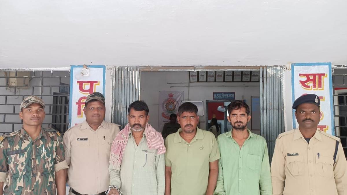 खेत समतलीकरण के नाम किसानों से ठगी करने के तीन आरोपित गिरफ्तार