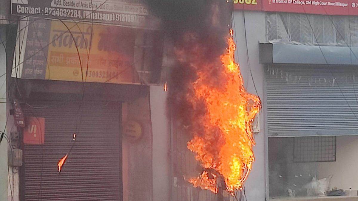 Bilaspur News: बिजली खंभे में शार्ट सर्किट से लगी आग, केबल जलकर खाक