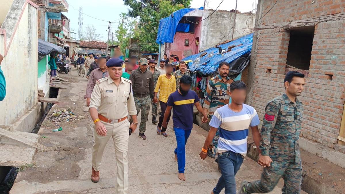 Balaghat News: बलवा के आरोपितों को पुलिस ने गांव में पैदल घुमाया, अब तक 16 गिरफ्तार