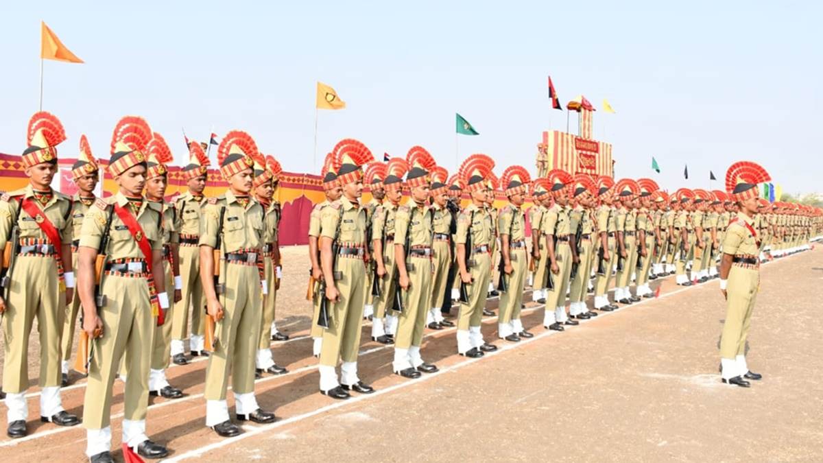 Indore News: शपथ परेड में शामिल हुए बीएसएफ के 197 नव आरक्षक