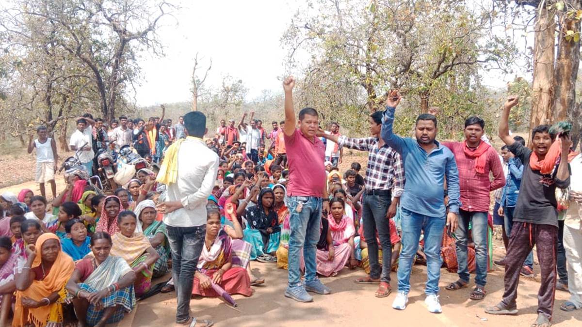 Dantewada News: आर्सेलर मित्तल कंपनी के लाल मिट्टी डंपिंग को लेकर मचा बवाल, कुंदेली गांव ग्रामीणों ने किया सड़कजाम