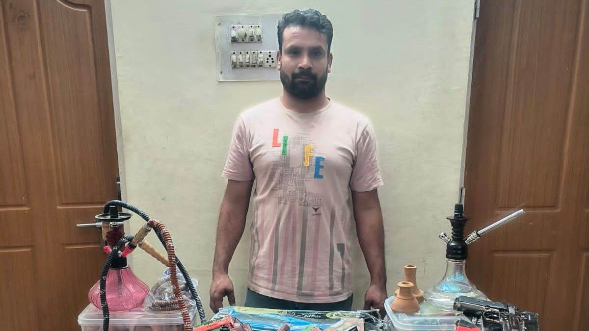 Raipur News: राजधानी के गोलबाजार में चश्मा, टोपी की आड़ में हुक्का का सामान बेचते दुकानदार गिरफ्तार