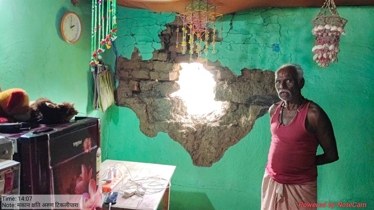 Jaspur News : दल से अलग हुए दंतैल ने आधी रात को तोड़ा ग्रामीण का घर